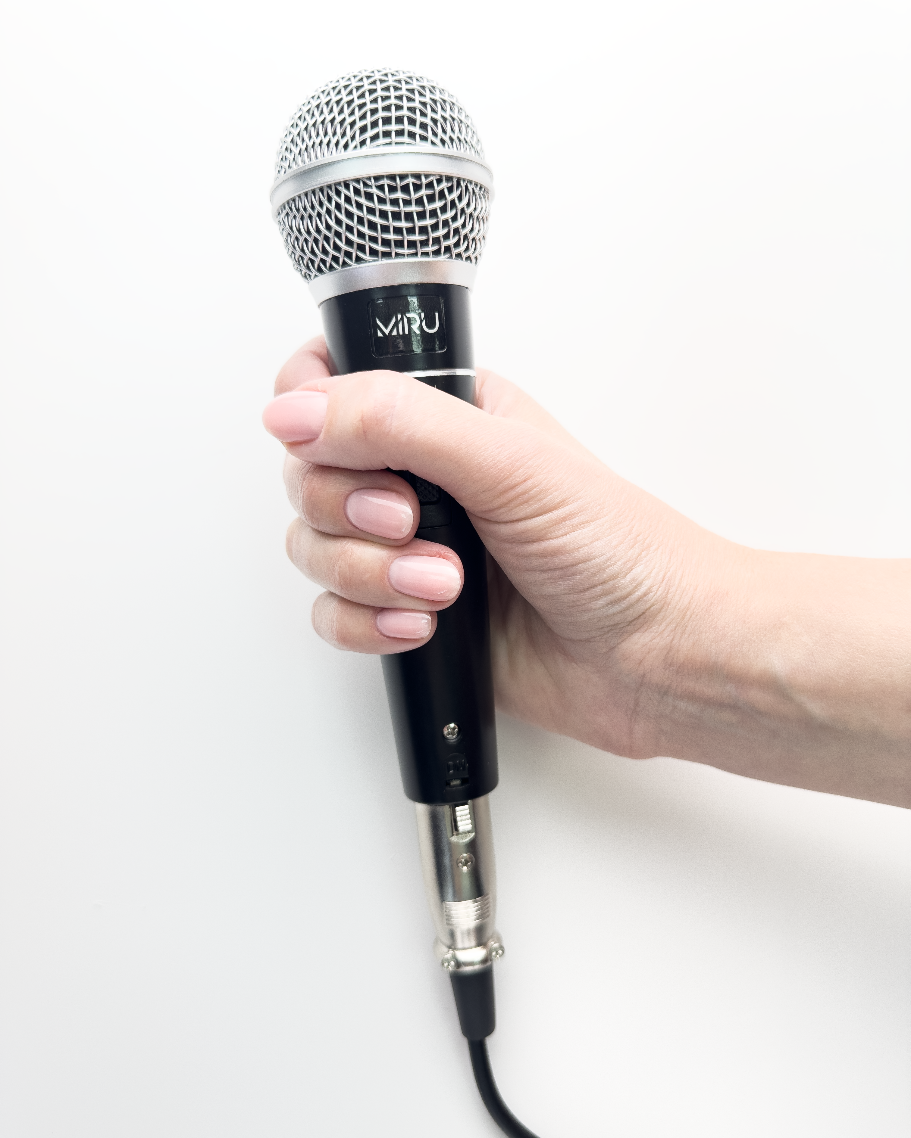 Проводной динамический микрофон MIRU MIC002 <Микрофон - 1 шт.,пластиковый корпус тубы, металлическая сетка,штекер 6,35, Кабель микрофона - 3м>